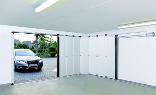 dobrze zaplanowany i funkcjonalny garaż/ Boczna brama segmentowa HST firmy HÖRMANN